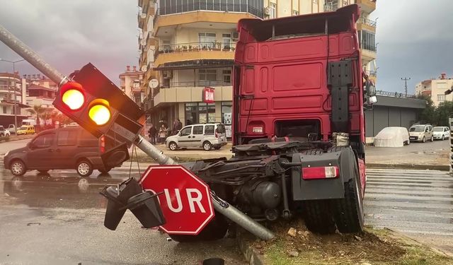 Serik’te tırlar çarpıştı: 1 yaralı