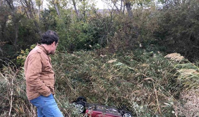 Takla atarak dereye uçan otomobilden burnu bile kanamadan çıktı