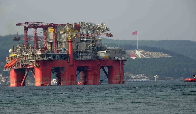 ‘Transocean Barents’ Petrol Platformu Çanakkale Boğazı’ndan geçti