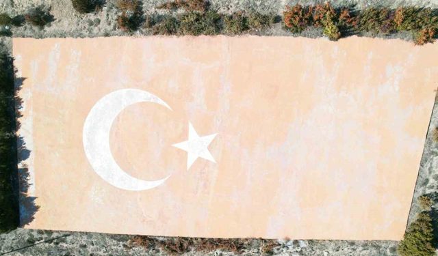 Türkiye’nin en büyük beton Türk bayrağı yeniden boyandı