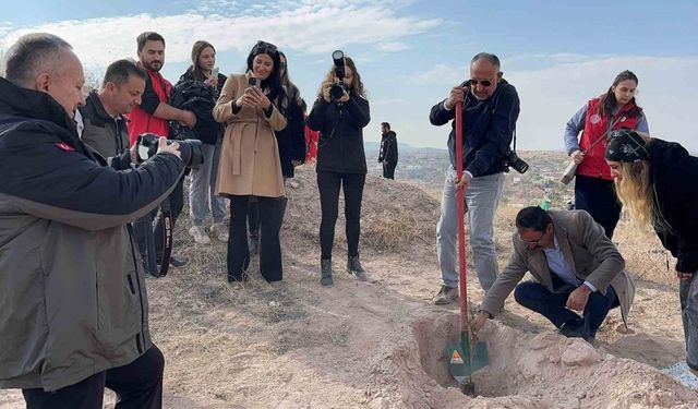 Vali ağaç diken gazetecileri fotoğrafladı