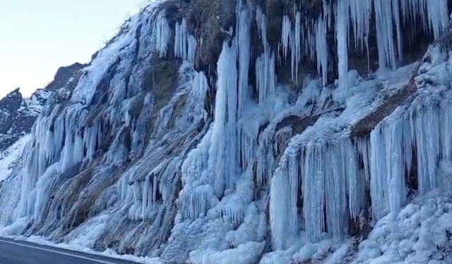 Tunceli'de 'Ağlayan Kayalar' dondu