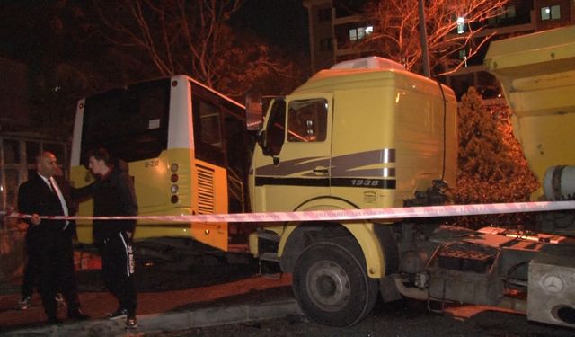 Başakşehir'de kontrolden çıkan İETT otobüsü park halindeki kamyona çarptı: 1 yaralı