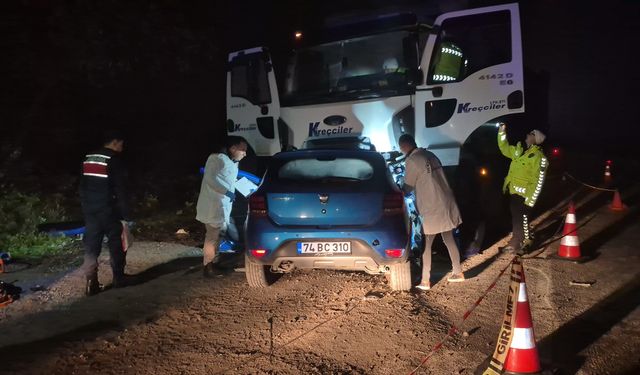 Bartın'da feci kaza... Parti dönüşü yarış yapan araç kamyonun altına girdi: 5 ölü