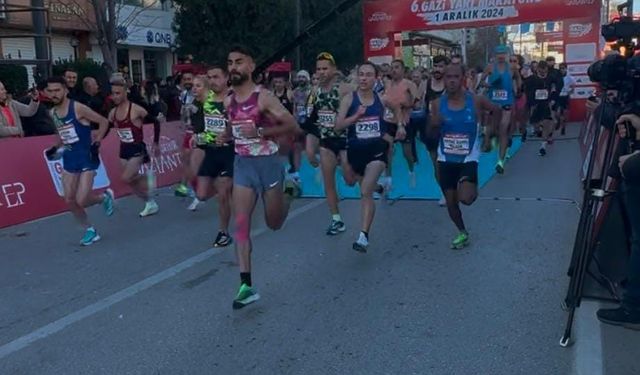 6. Gazi Yarı Maratonu ve Halk Koşusu coşkuyla başladı