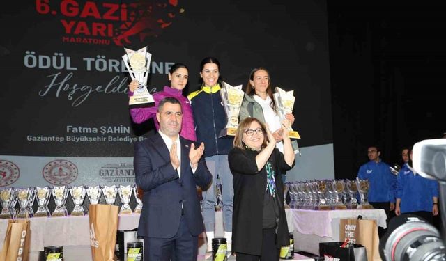 6. Gazi Yarı Maratonu’nda dereceye giren sporcular ödüllerini aldı