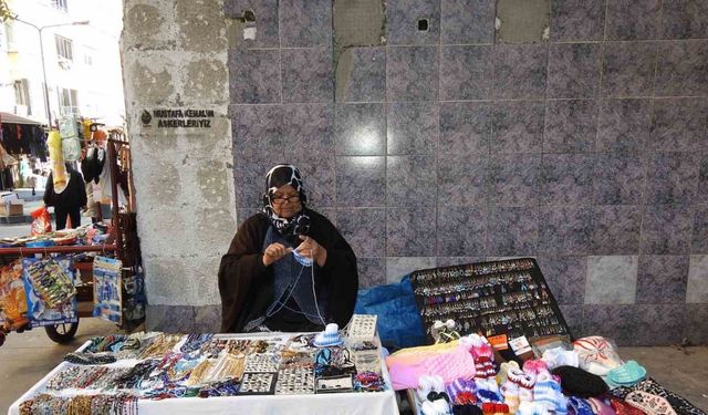 Seyyar tezgahının başında ördüğü ürünleri satarak geçimini sağlıyor