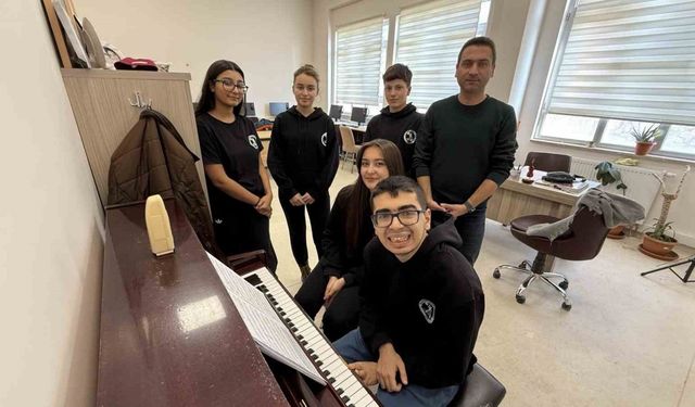 Tokat Güzel Sanatlar Lisesi’nin ilk otizmli öğrencisi Alperen, arkadaşlarının gözdesi oldu