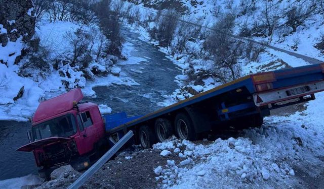 Tunceli’de tır dereye uçtu