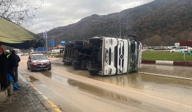 Yağ tankeri devrildi kayganlaşan yolda otomobil şarampole uçtu