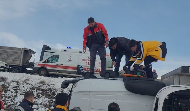 Direksiyon hakimiyetini kaybeden kamyon devrildi