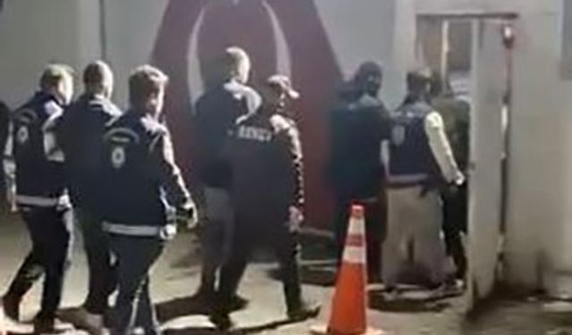 Yurt dışına kaçmaya çalışan 3 firari hükümlü tırda yakalandı