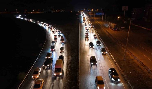 43 ilin geçiş güzergahında trafik yoğunluğu yeniden başladı: Trafik ekipleri teyakkuza geçti
