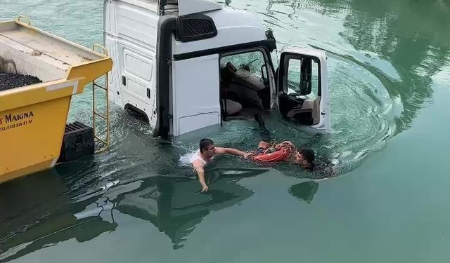 Adana’da tır sulama kanalına düştü, 2 kişi kurtarıldı