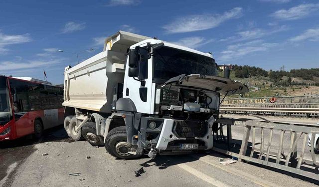 Adıyaman’da 3 aracın karıştığı zincirleme trafik kazası
