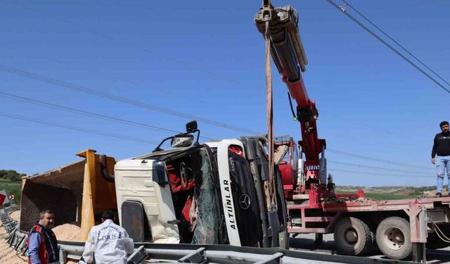 Adıyaman’da virajı alamayan tır devrildi: 1 ölü