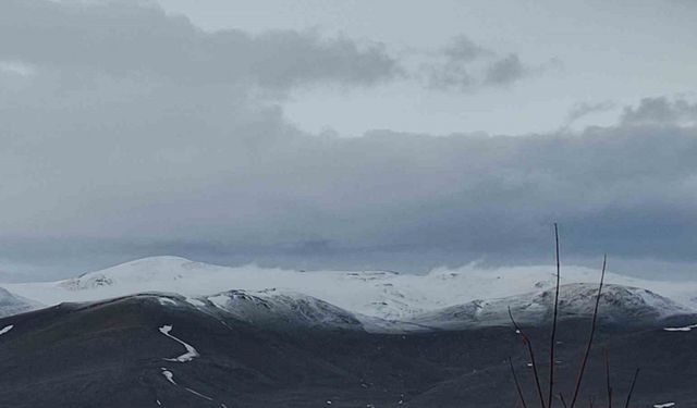 Ardahan’da dağların zirvesi beyaza büründü