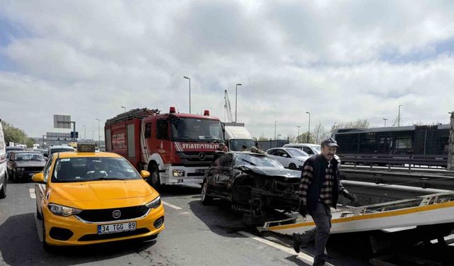Avcılar’da ehliyetsiz gencin makas kazası: 3 yaralı