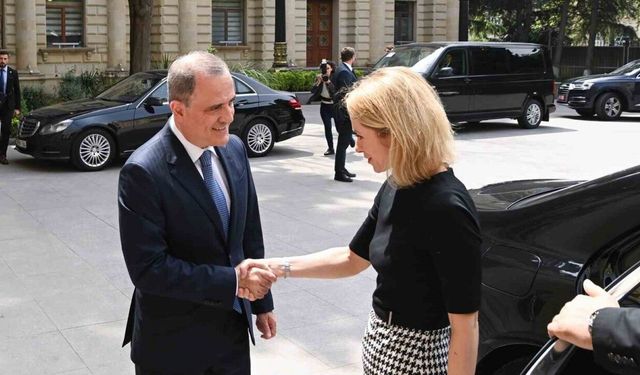 Bayramov, Ermenistan’daki yürüyüş sırasında Azerbaycan ve Türkiye bayraklarının yakılmasına tepki gösterdi