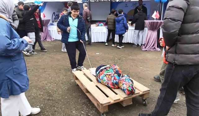 Bedensel engelli öğrenciden bilyalı palette sürüş keyfi