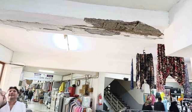 Biga Belediyesi Ticaret Merkezinde deprem sırasında sıva dökülmeleri meydana geldi