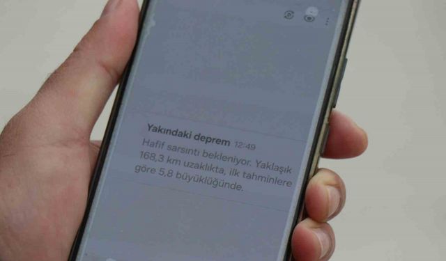 Deprem öncesinde telefonuna gelen uyarı ile dışarı çıkıp o anları kayıt altına aldı