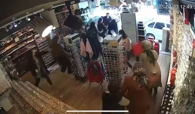 Depremde panik anları güvenlik kamerasında