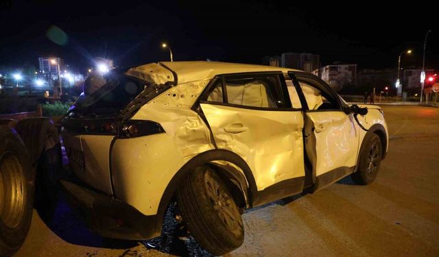 Elazığ’da tır ile otomobil çarpıştı: 4 yaralı