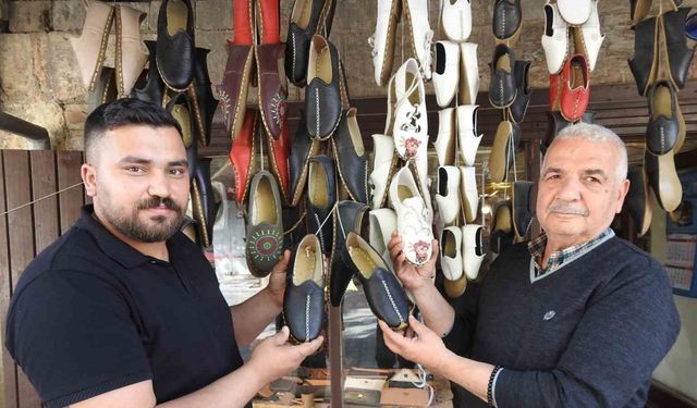 Gaziantep’in yemeni ayakkabıları turistlerden ilgi görüyor