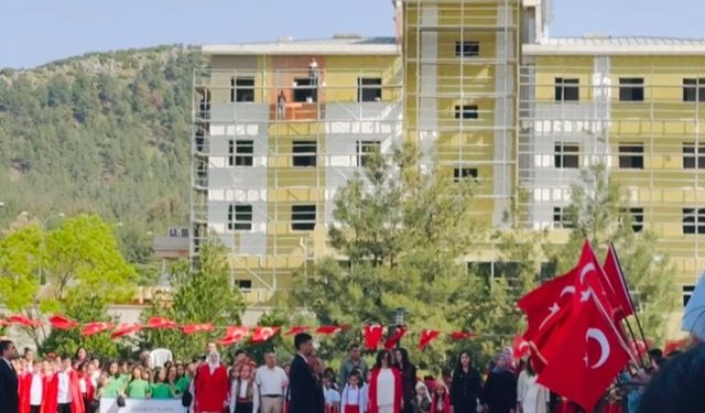 Gaziantep’te inşaat işçilerinin İstiklal Marşı duyarlılığı duygulandırdı