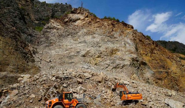 Gümüşhane-Giresun karayolundaki heyelanın ardından temizleme çalışmaları sürüyor