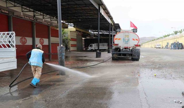Hal pazarında kapsamlı temizlik çalışması