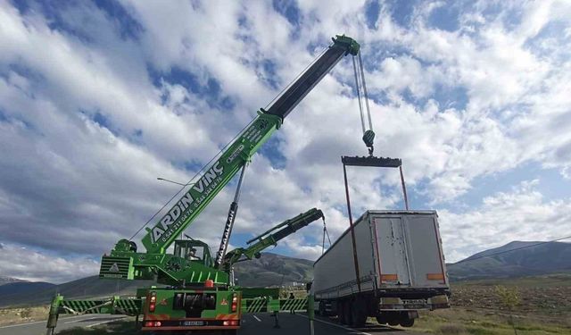 Iğdır’da kontrolden çıkan tır yol kenarında toprağa saplandı