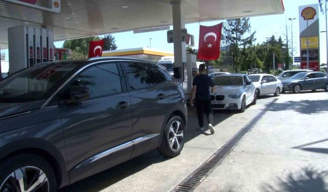 İstanbul’da deprem nedeniyle eve giremeyen vatandaşlar akaryakıt istasyonlarına akın etti