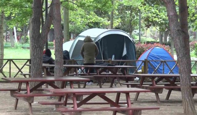 İstanbullular yeni günü çadırlarda uyandı