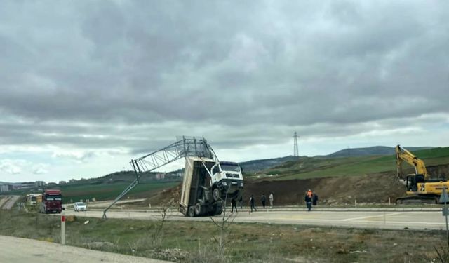 Kasası yön tabelasına takılan kamyon şaha kalktı