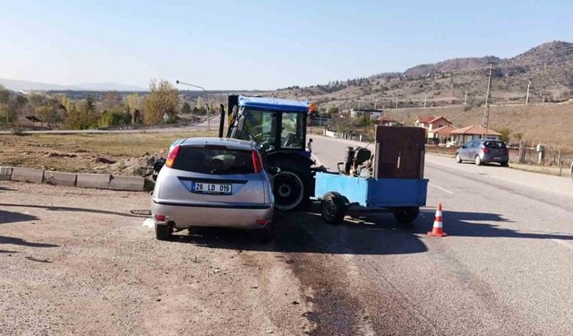 Kırıkkale’de otomobil ile traktör çarpıştı: 3 jandarma yaralı