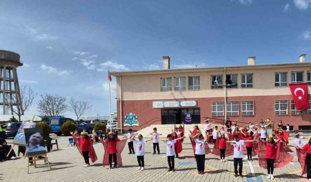 Kırşehirli öğrenciler, vefat eden sanatçıları andı