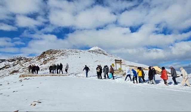 Nisan ayında Nemrut’ta turistlere kar sürprizi