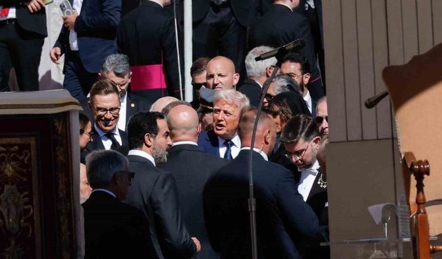 Papa Franciscus, 250 bin kişinin katıldığı cenaze töreniyle son yolculuğuna uğurlandı
