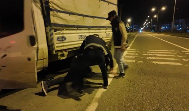 Patates çuvallarının altından kaçak göçmenler çıktı