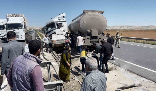 Şanlıurfa’da otomobil ile tır çarpıştı: 4 yaralı