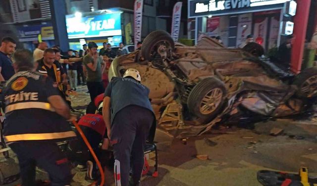 Şanlıurfa’da park halindeki araçlara çarpan otomobil takla attı: 2 ölü, 1 yaralı