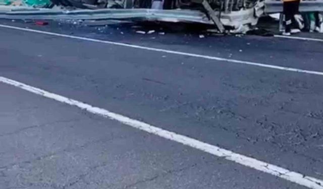 Siverek-Diyarbakır kara yolunda devrilen tırın sürücüsü hayatını kaybetti