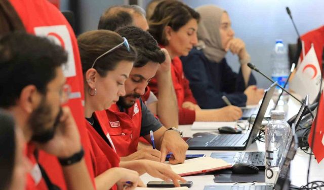 Türk Kızılay İstanbul depremi sonrası beslenme desteğiyle toplanma alanlarında