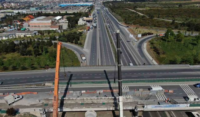 Tuzla’da 3 gündür köprü altında sıkışan tırı kurtarma operasyonu