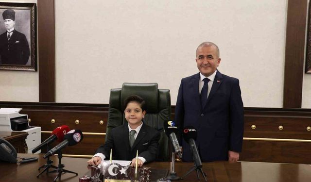 Vali koltuğuna oturan minik Mustafa’nın ilk talimatı emniyet müdürüne oldu