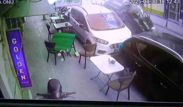 Yalova’da park halindeki araçlara çarpan cip yan yattı