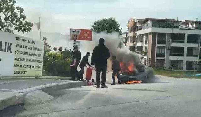 Yalova’da seyir halindeki otomobil alevlere teslim oldu
