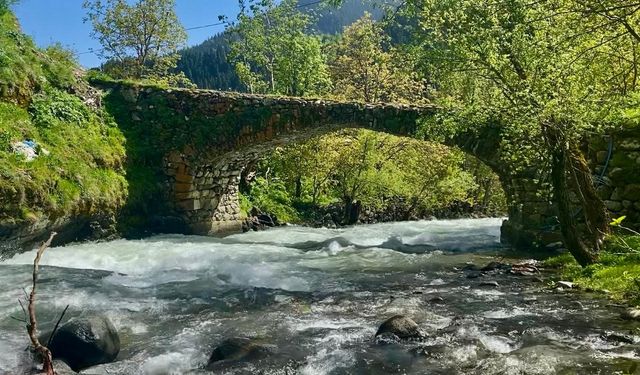 Orta Çağ’dan kalma taş köprü görenleri kendine hayran bırakıyor